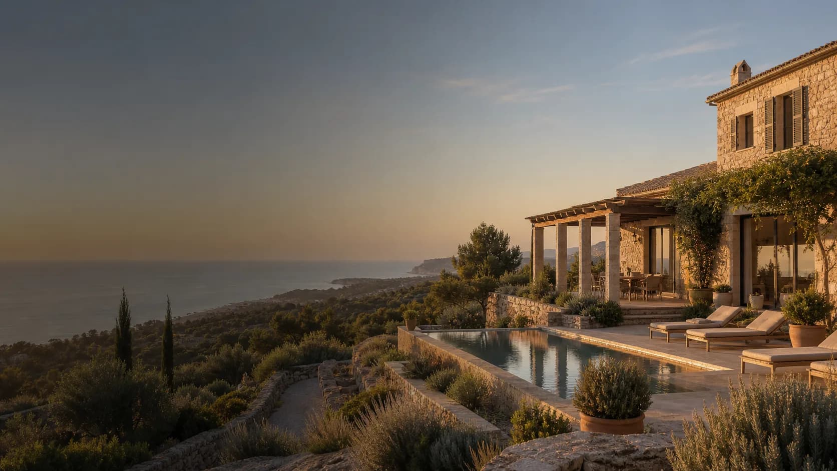 Mediterrane Finca auf Mallorca mit Pool, Terrasse, Olivenbäumen und Meerblick