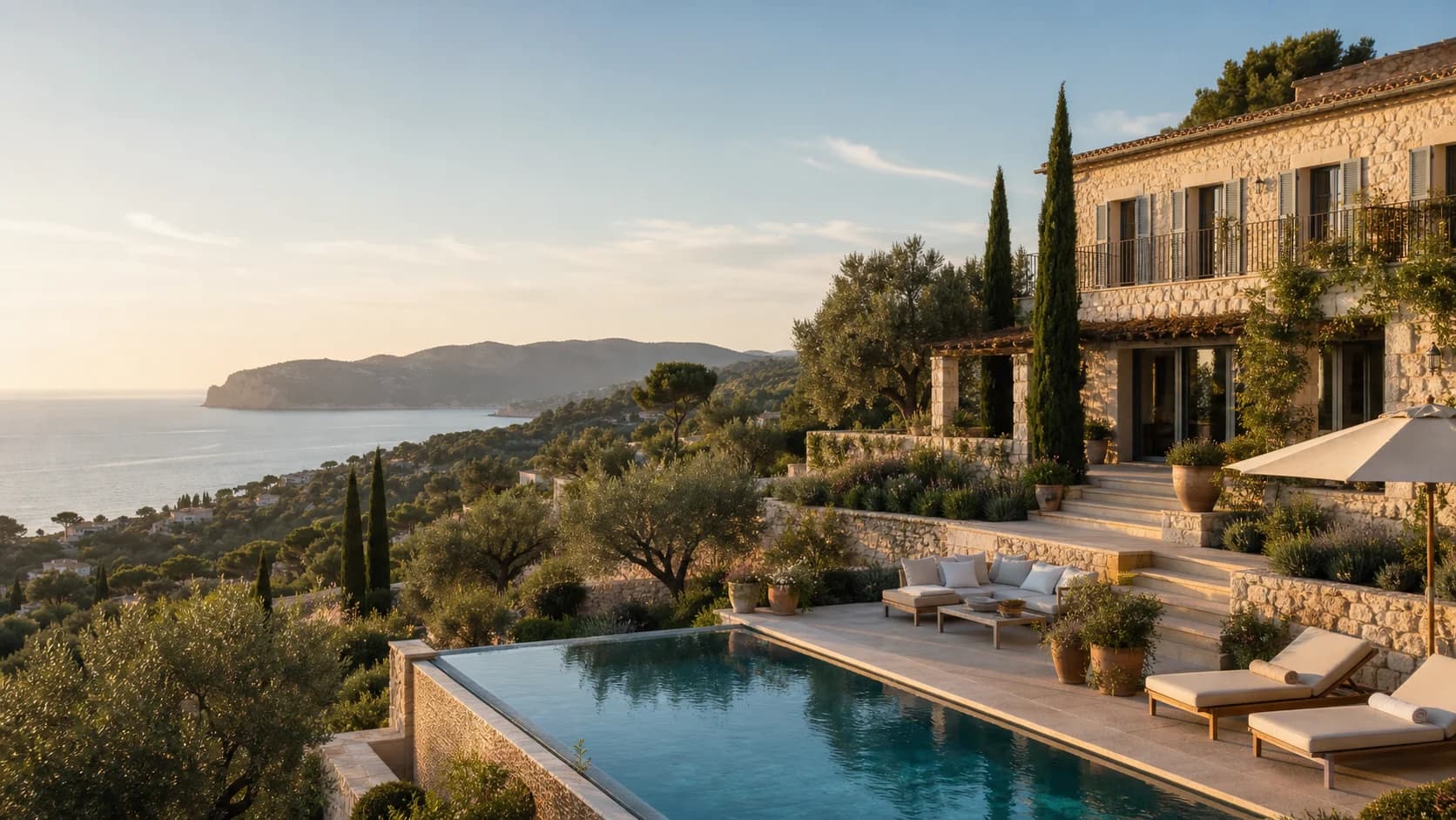 Mediterrane Finca auf Mallorca mit Pool, Natursteinfassade und Meerblick